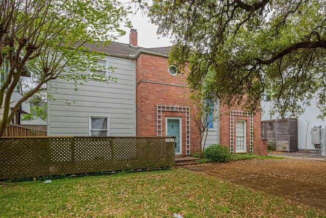 Photo - 2163 University Blvd