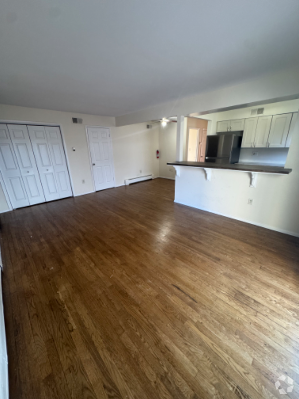 Building Photo - 349 Gorge Rd Unit Duplicate of 2 Rental
