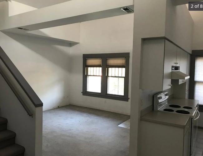 Sala de estar y cocina - 5830 S Kelly Ave Unidad #1