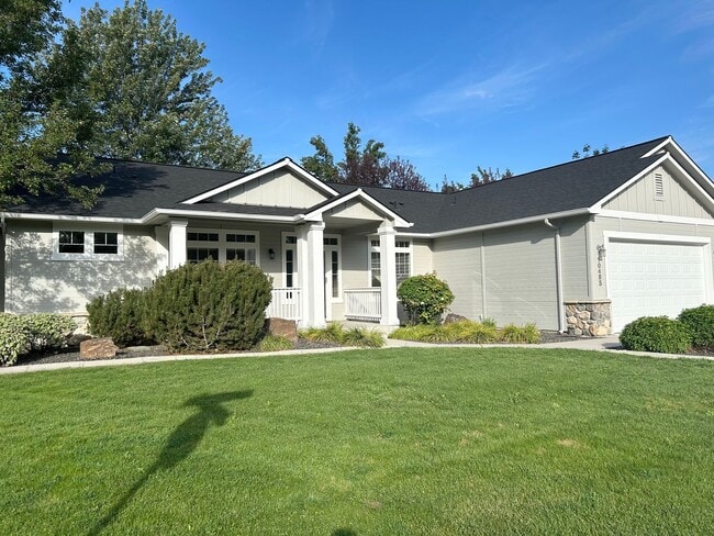 Photo - Impressive Home w/ 6 Bedrooms, Full Finished Basement, Lawn Care Included!