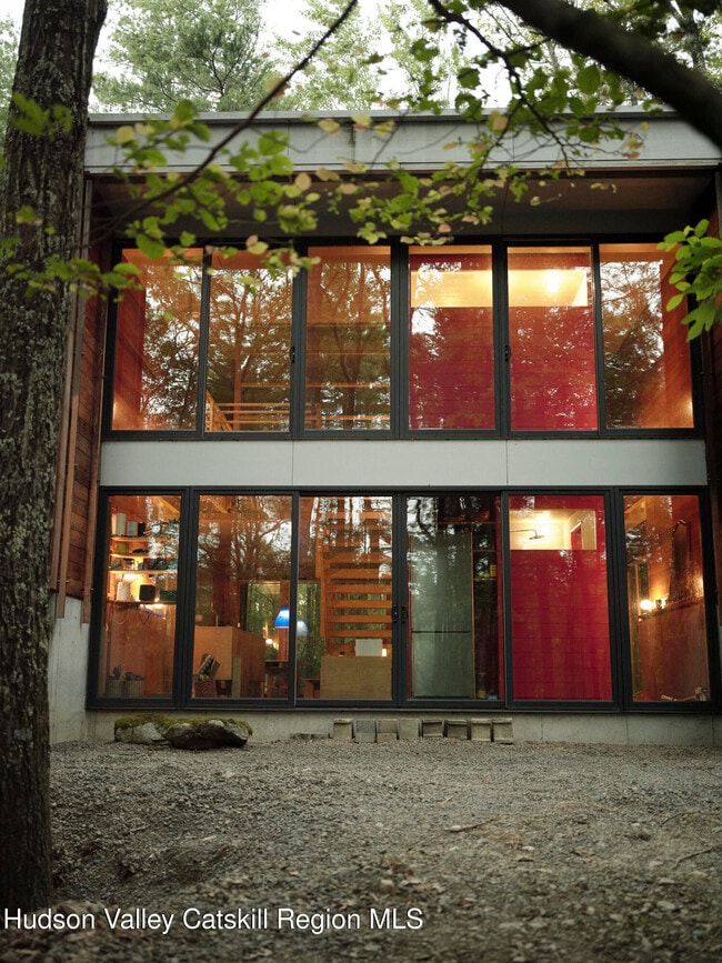 Photo - 2003 Queens Hwy