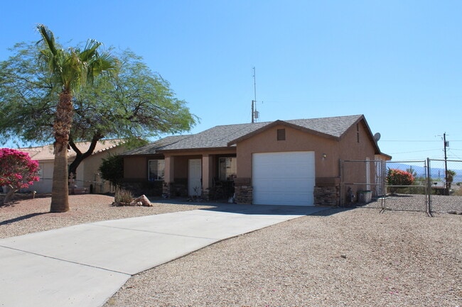 Building Photo - 3 Bed 1 Bath Home w/ 1 Car Garage and Larg...