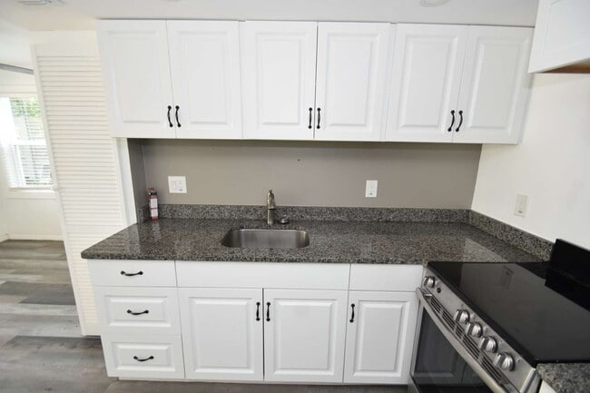 Photo - 403 N Oleander Ave