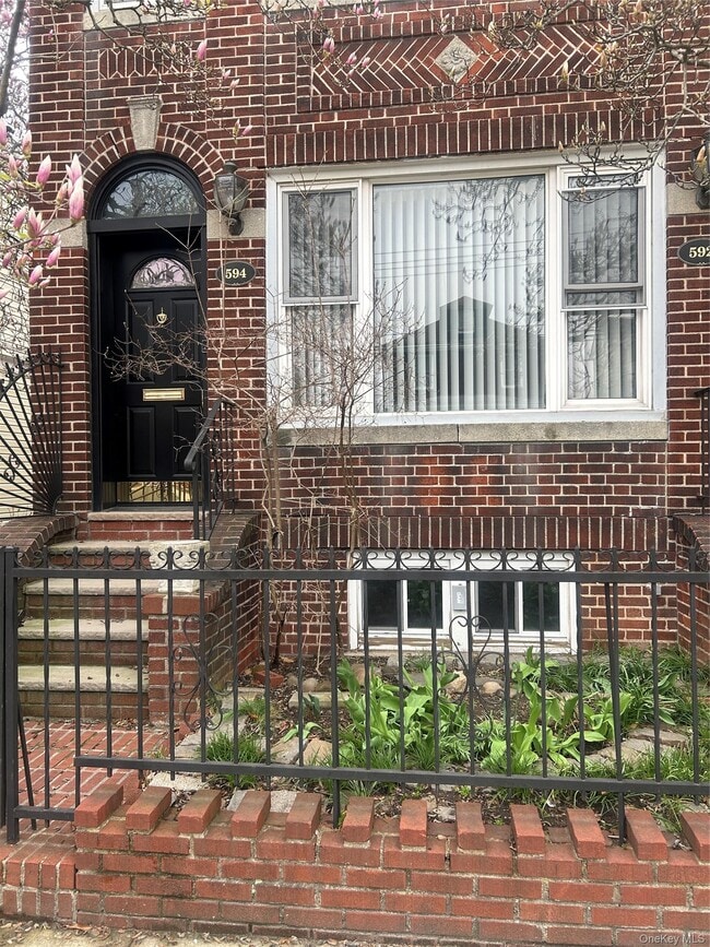 Building Photo - 594 E 38th St