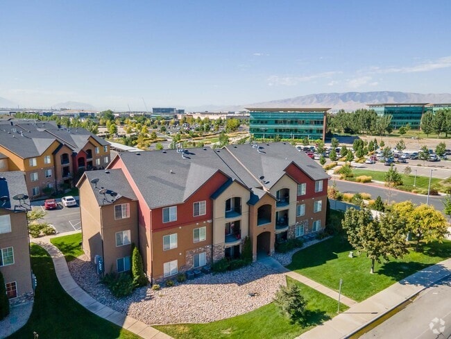 Building Photo - Stunning 3 bed 2 bath Condo in Pleasant Grove