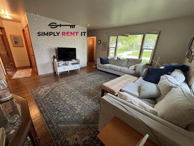 6 Bedroom House on Campus, August 1st