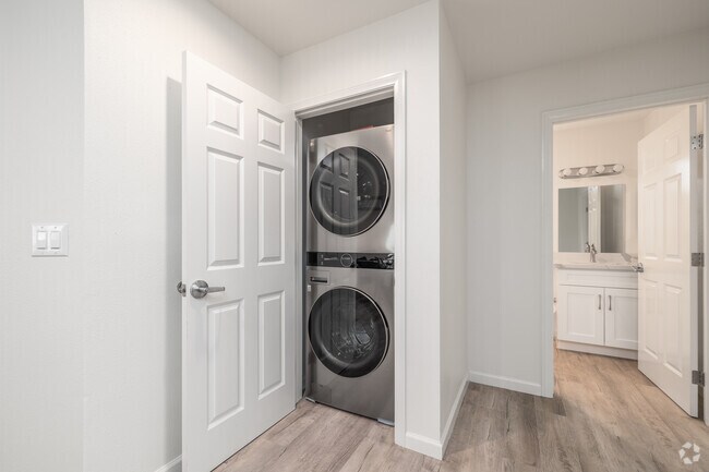 5BR, 3BA - 1,816SF - Laundry