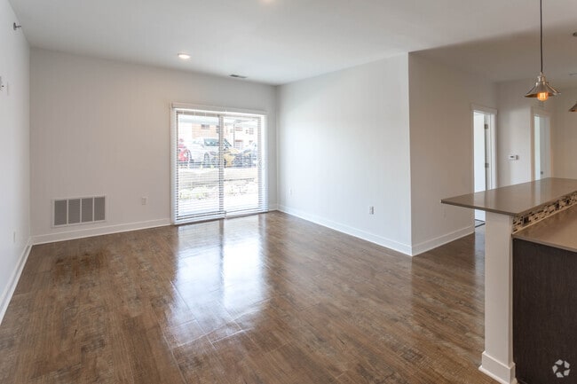 2 BR, 1 BA - Highland - 915 SF