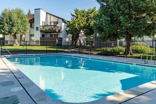 Pool - Country Club Apartments