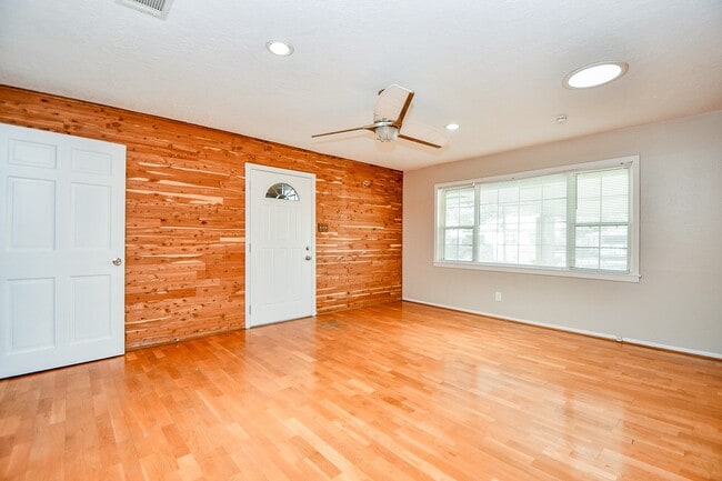 Photo - 6625 Underhill St