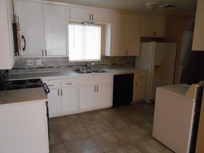 Photo - Spacious 2 story Townhouse with Community Pool