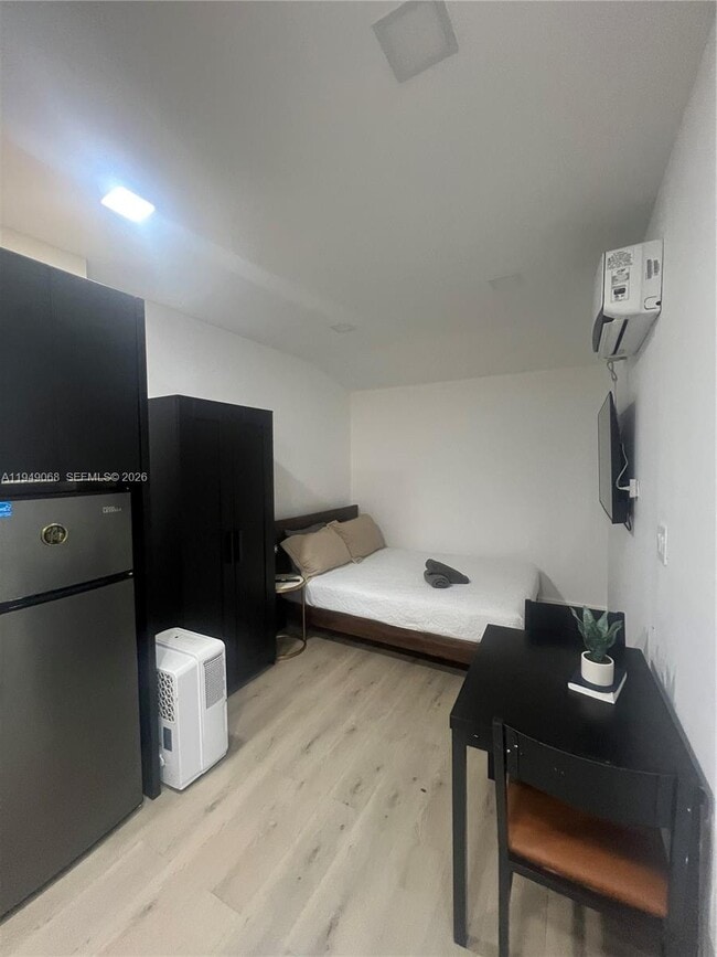 Building Photo - 2723 SW 13th St Unit Studio