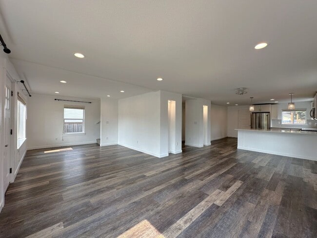Building Photo - Gorgeous remodeled 4 bed 2.5 bathroom home!