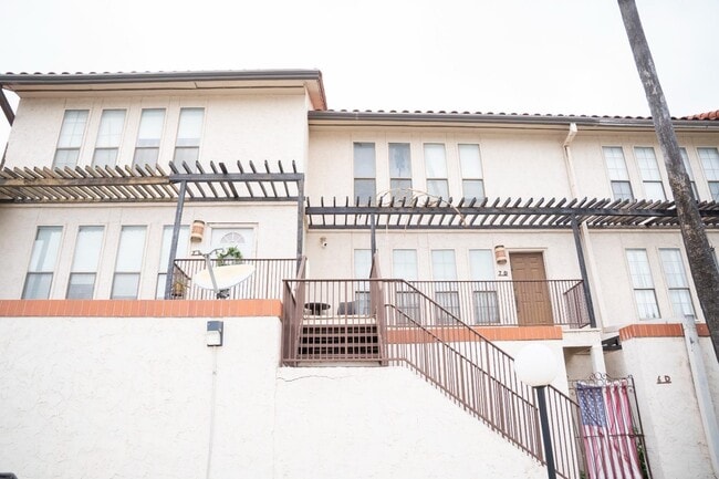 Building Photo - 101 W Del Mar Blvd Unit 9D