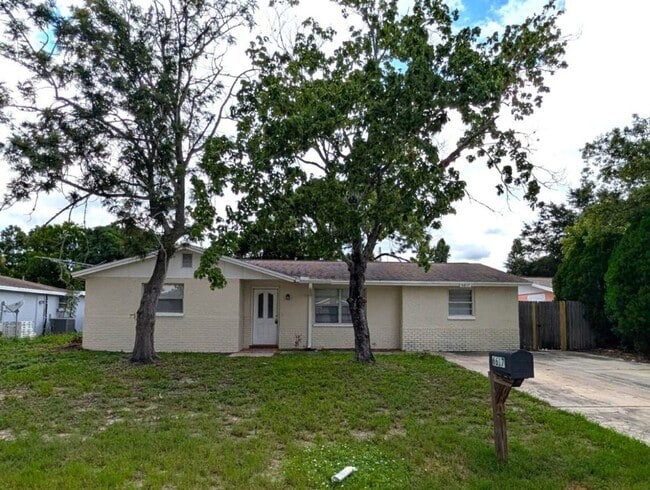 Building Photo - 6617 Lenoir Dr