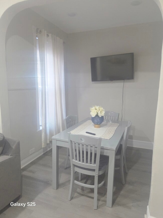 326 Mary St Unit 1 floor