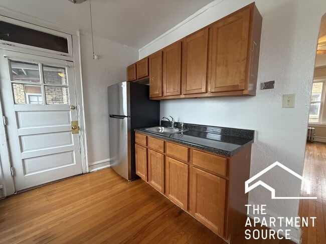 Building Photo - 5423 W Montrose Ave Unit N3