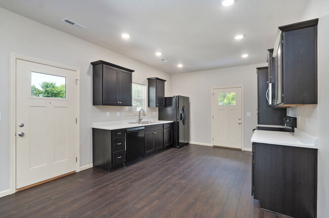 Photo - 1320 E Elm St Townhome