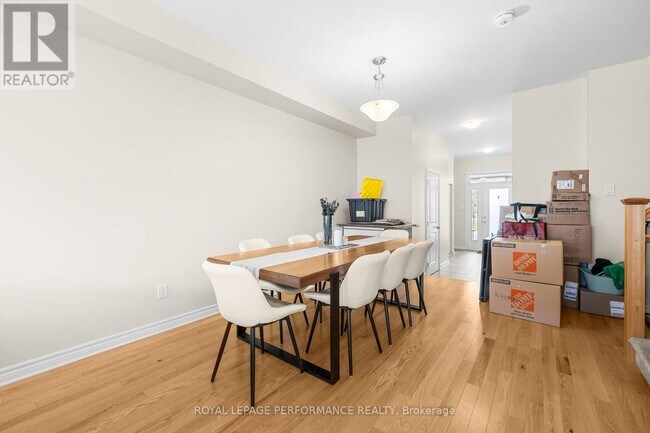 Photo - 709 Namur St