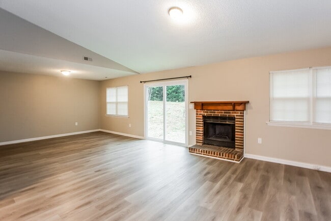 Photo - 8127 Sheringham Way