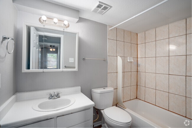 2BR, 2BA - 910SF - Bathroom