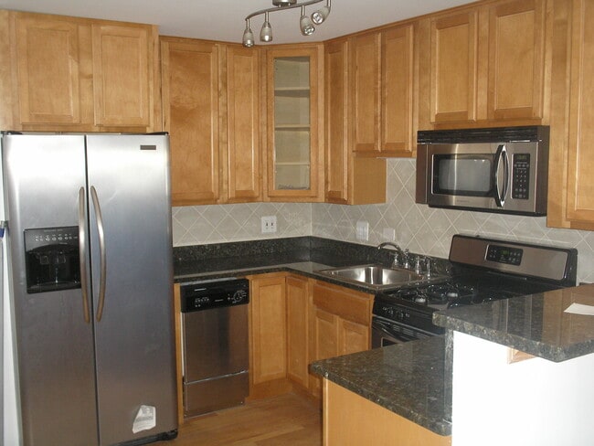 Building Photo - 313 Elgin Ave Unit 1