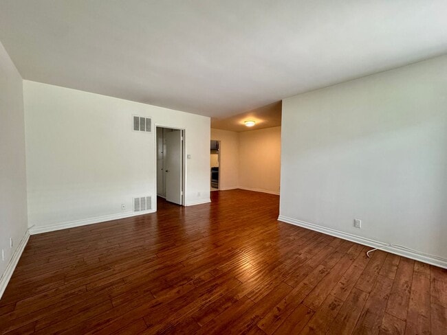 Updated Lower apartment with Hardwood Floo... - Updated Lower apartment with Hardwood Floo... Unit 13514 Rye St  03 ACTIVE