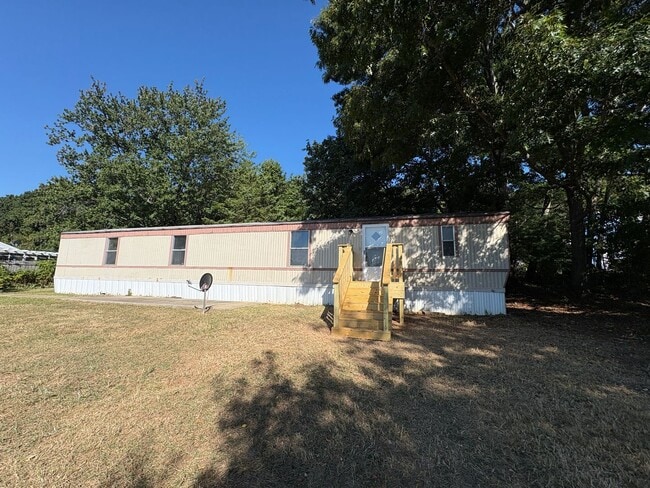 Building Photo - Two bedroom single wide on a private lot! Rental