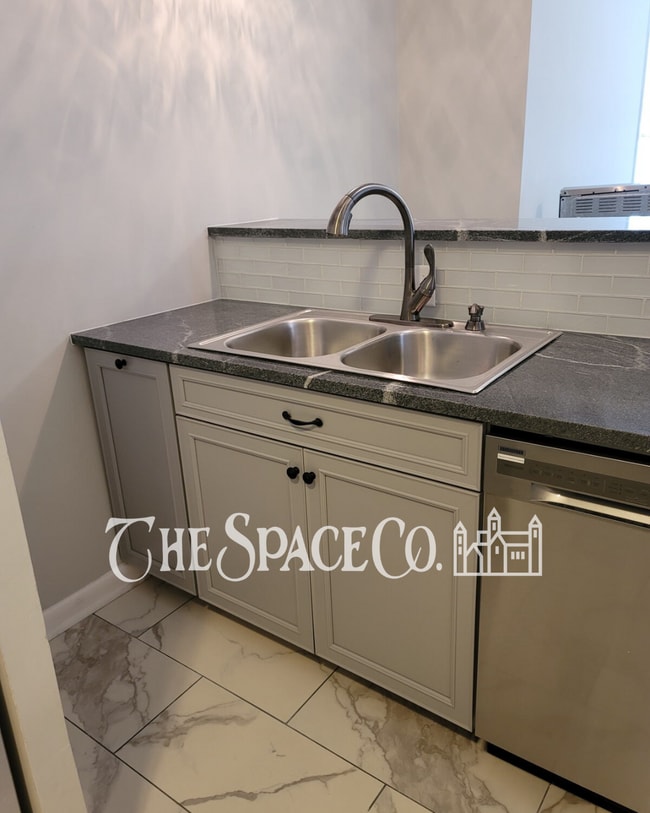 Building Photo - Charming 2-Bedroom Retreat in Vibrant Charleston Perfect for Cozy Living! Unit B