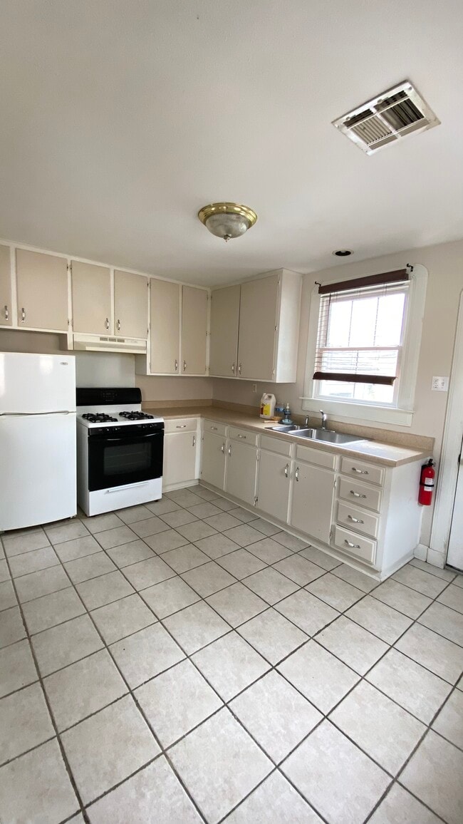 Kitchen - 1513 Hancock St