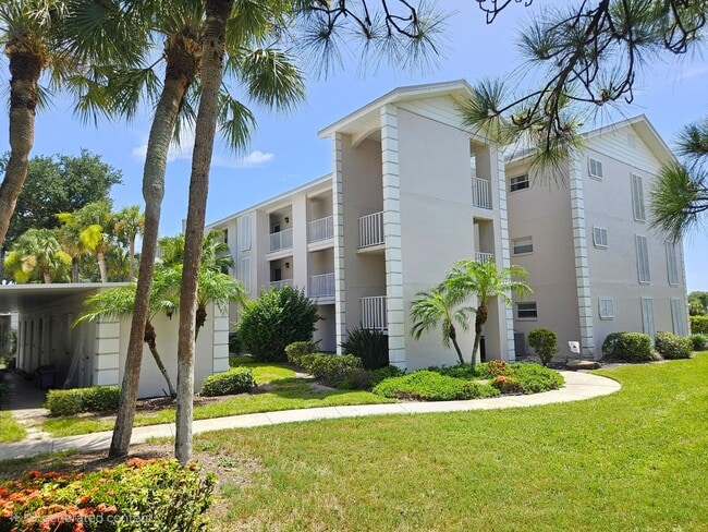 Building Photo - Gorgeous Seasonal Short-Term 2 Bedroom 2 Bathroom 2nd Floor Condo with Golf Transfer at Farmingto... Unit 424 Bld 22