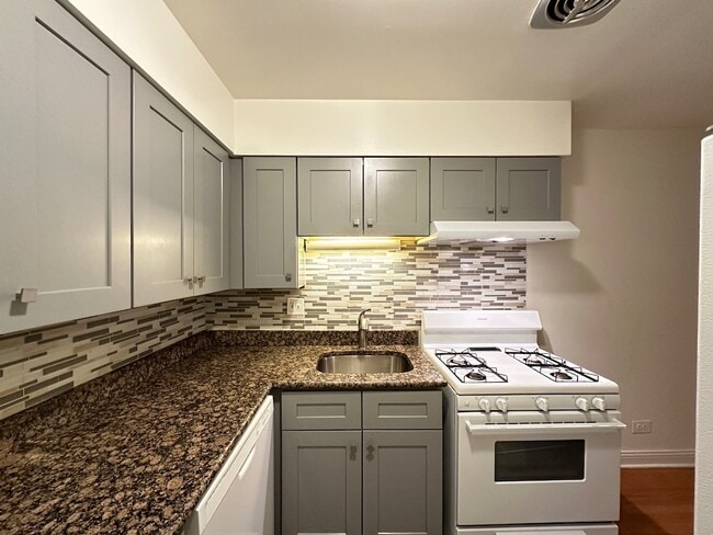 Photo - 3710 N Pine Grove Ave Unit 814