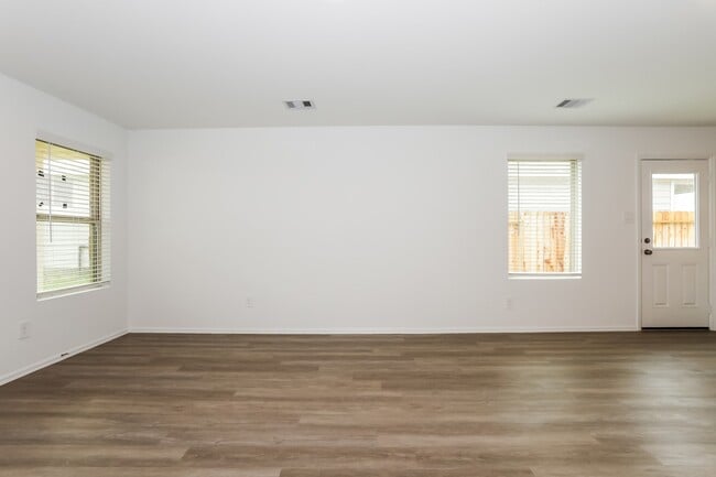 Photo - 423 Jewett Meadow Dr