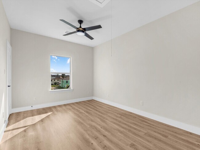 Photo - 1102 64th St