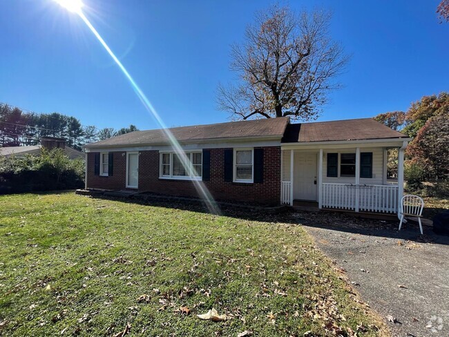 Building Photo - Lovely Brick Ranch Home