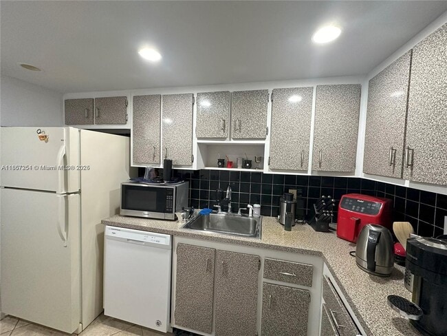 Photo - 1300 NE Miami Gardens Dr Unidad 303E