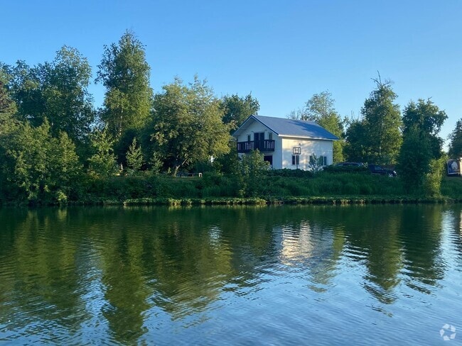 Building Photo - Peaceful Lake life living in this cute uni... Rental