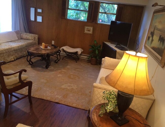 Sala de estar - 1 - 520 17th Ave SE Unidad Basement