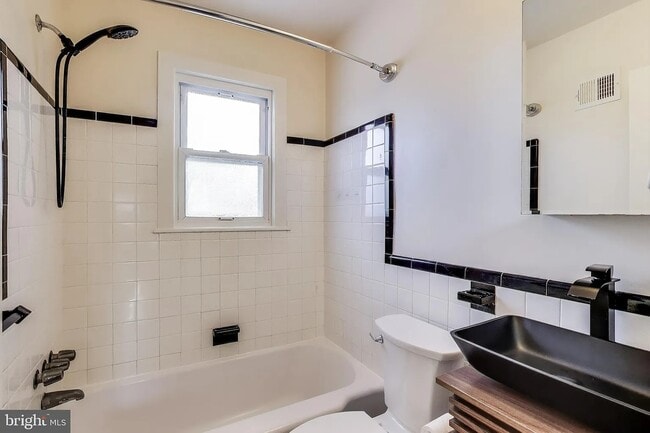 Photo - 1900 R St SE