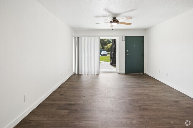 3BR, 1BA - 1,000SF - Living Room - Beachwood Apartments