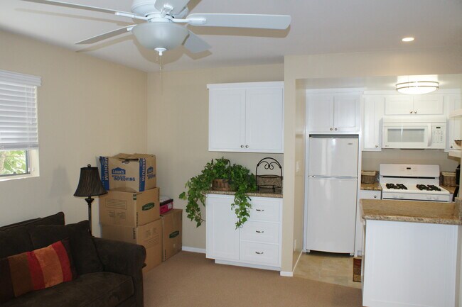 Living Room - 421 Marine Ave Unit # B