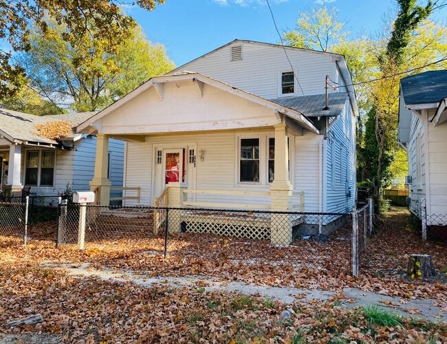 Photo - Very Spacious 5bdrm/2bth Bungalow Located in South Richmond w/Privacy Fenced Back Yard!!