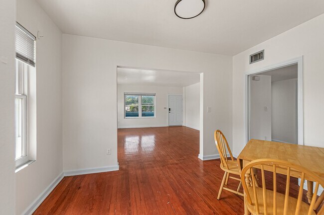 Photo - 1008 E Strawbridge Ave