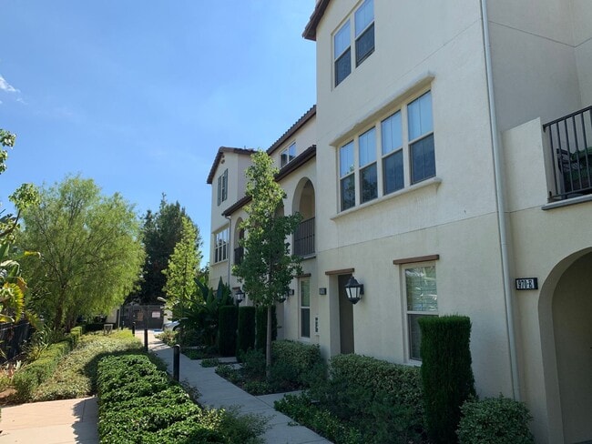 Building Photo - Your Dream Apartment Awaits: Discover Your Ideal Space in Azusa Today Unit 970 Sweetbriar Lane,  C