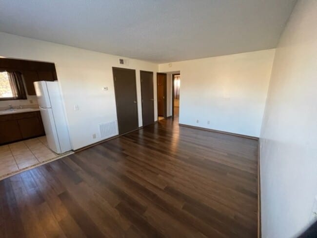 Building Photo - 909 E 24th Ave