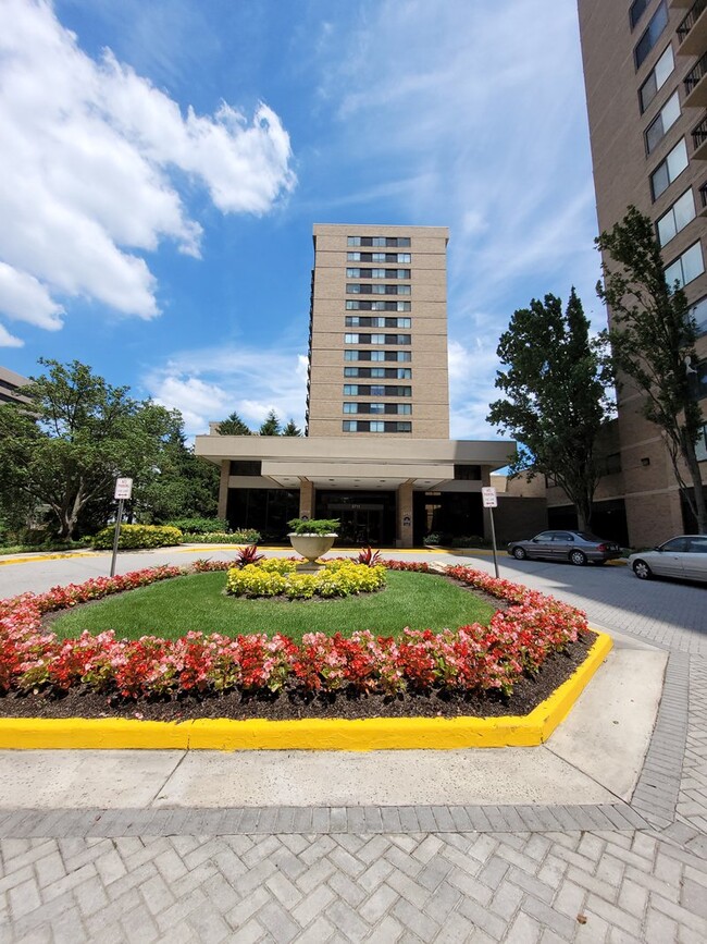 Photo - 3709 S George Mason Dr Unidad 215E Rental