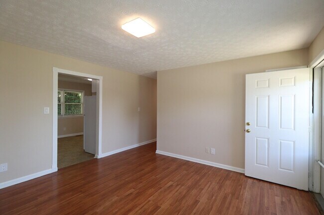 Photo - 212 Foxwood Dr