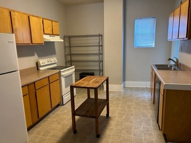 Building Photo - 4 bedroom, 3 bath 1,668 sf single family home located in Norfolk near ODU and Sentara Norfolk Gen...