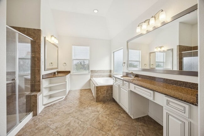 Building Photo - 12247 Oxford Cres Cir