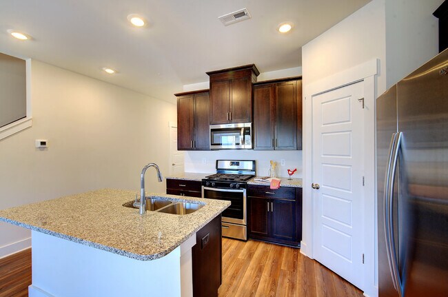 Photo - 810 Thread Wy